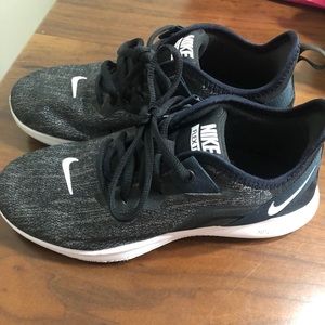 Womens Size 6 Nike Tennis Shoes